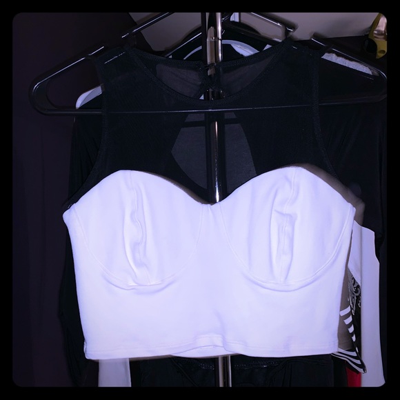 Blk & white crop top - Picture 1 of 2